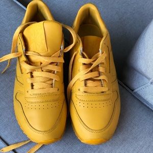 Amazing bright yellow sneakers ✨